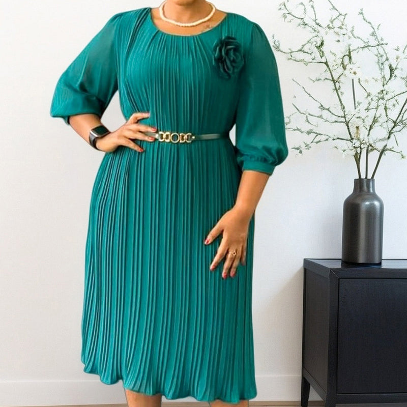 Ingeborga – Robe midi plissée avec manches 3/4 et ceinture